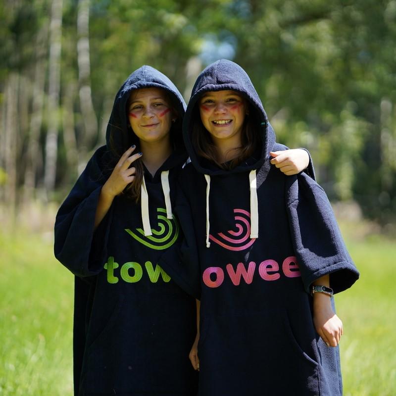 Surf poncho Towee anthracite with pink embroidery, 70 x 100 cm